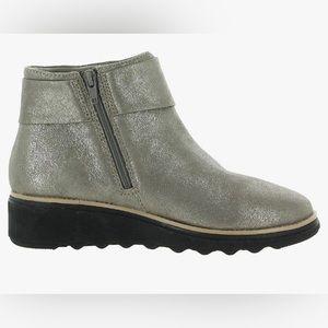 Clarks Sharon Salon Pewter Metallic Leather Boot Like New